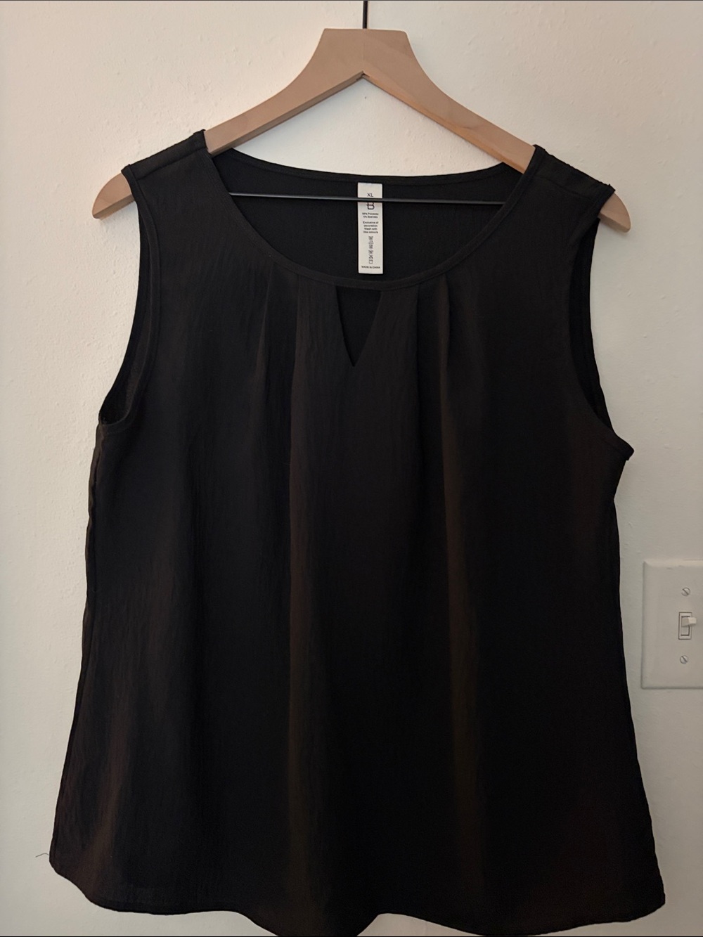Women’s Black Sleeveless V-Notch Camisole